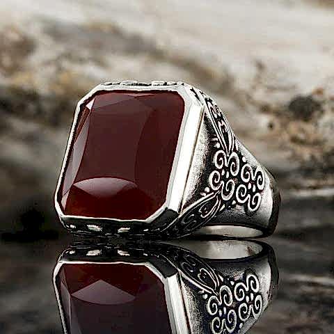 Kırmızı Akik Taşlı Yanları Motifli Gümüş Erkek Yüzük