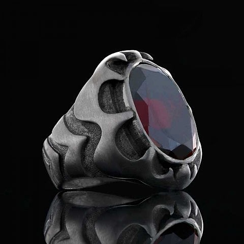 Ruby Taşlı Yüzüklerle Işıldayın ve Şıklığınızı Keşfedin, Büyük Ruby Taşlı Simetrik Desenli Gümüş Erkek Yüzük